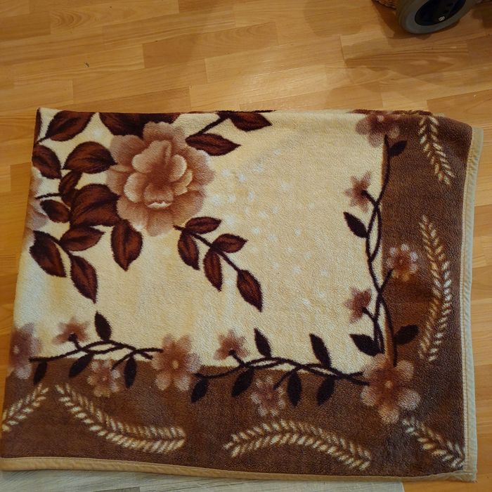 Koc brazowo-kremowy  o wym. 1,55/1,94cm , ciepły