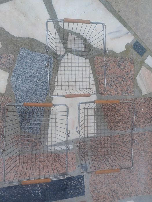 Cestos em ferro com pegas em madeira (3)