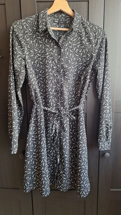 Sukienka w kwiaty wiązana w pasie czarna