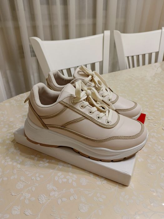 Кросівки жіночі. Б/у.