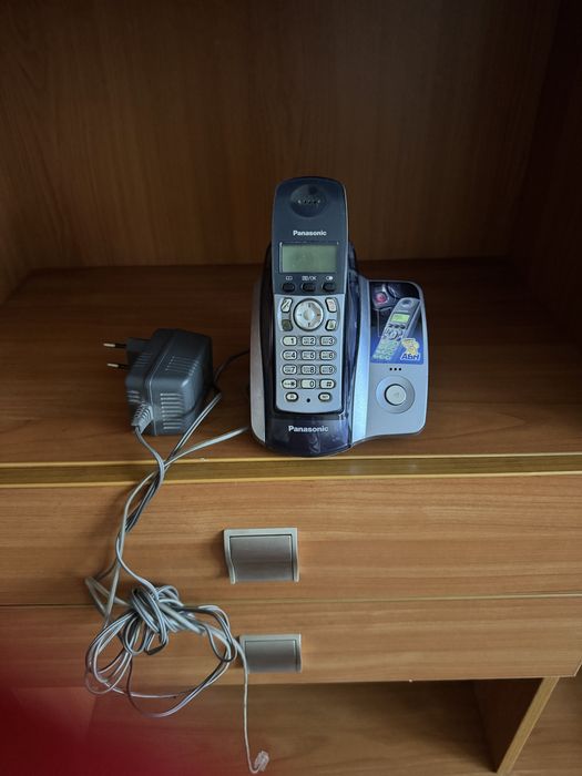 Бездротовий стаціонарний телефон Panasonic з базою