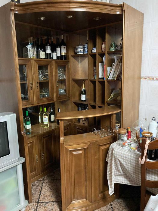 Bar Garrafeira com espelhos e luzes