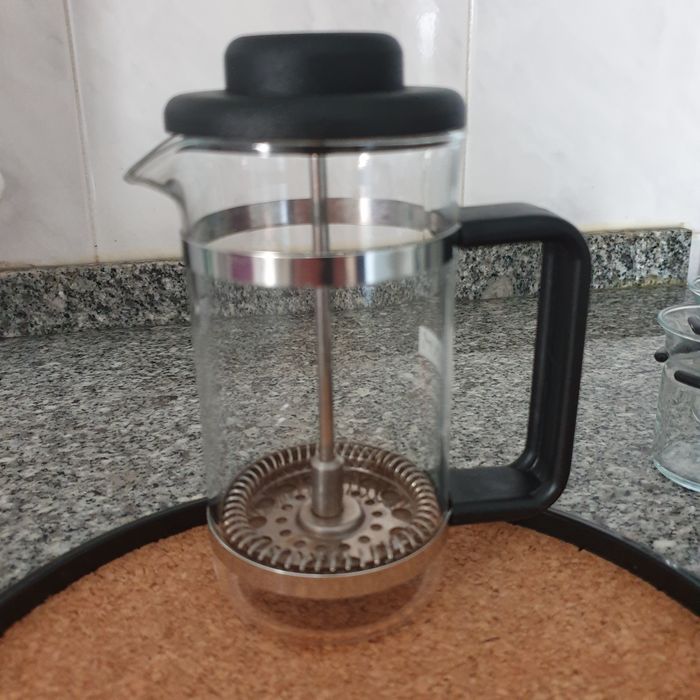 Cafeteira Bodum com 2 chávenas e vários acessórios