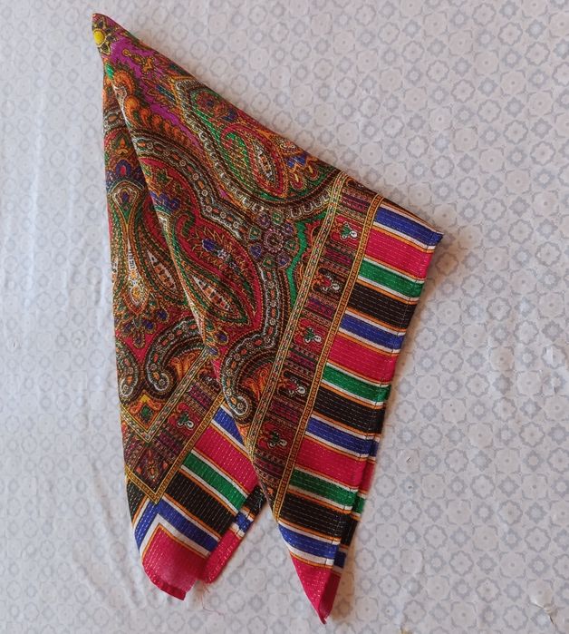 Lenço quadrado antigo em lã com fios dê ouro