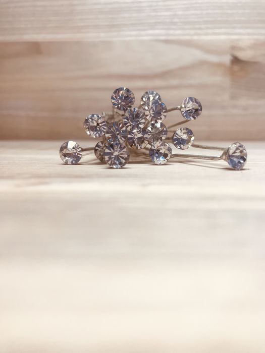 Шпильки для волосся .