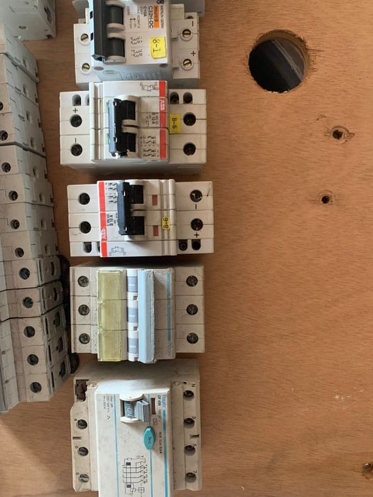 Circuit Breakers and Fuse Holders64740942488449122