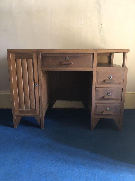 Secretaria antiga em madeira