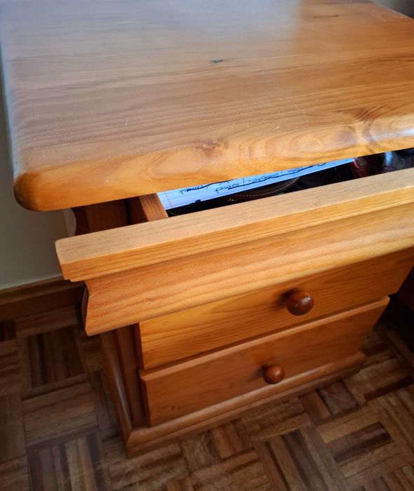 Duas mesas de cabeceira