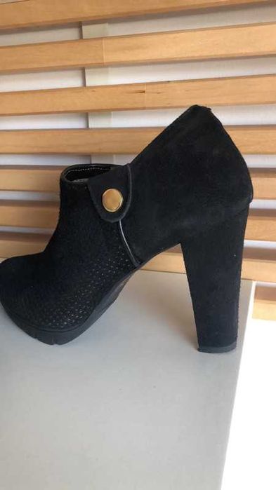 Sapatos altos pretos mulher