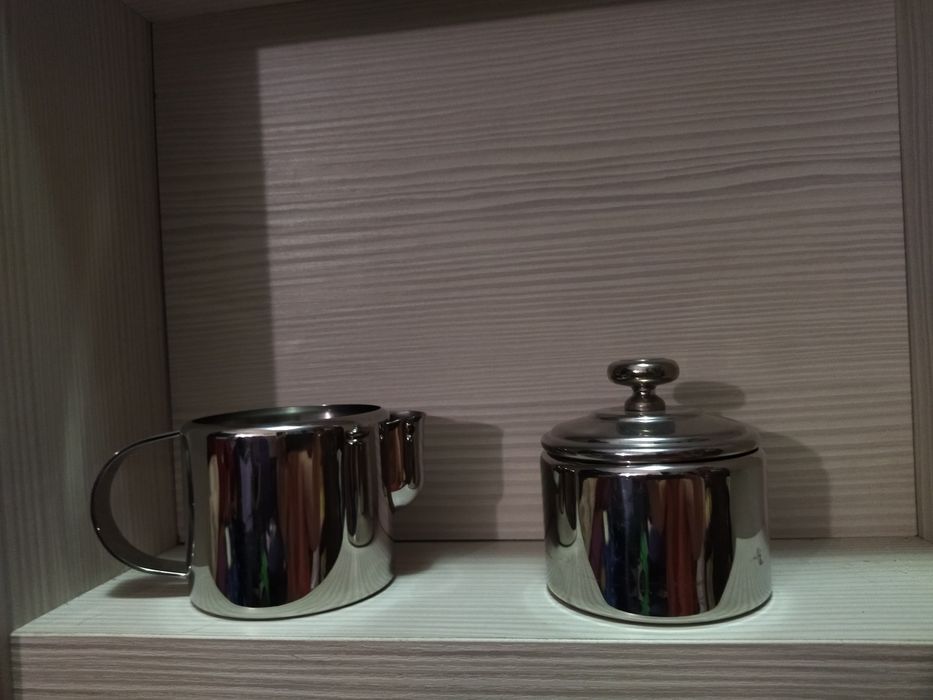 Bandeja com leiteira e açucareiro