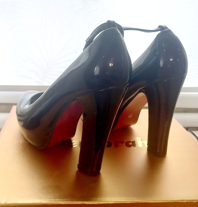 Туфлі жіночі на каблуку чорні лаковані. Высота каблуки 12см.