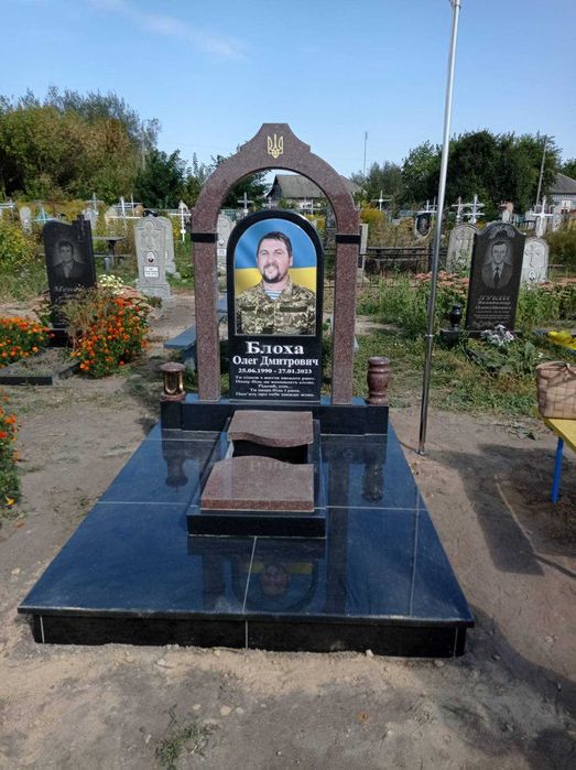 Гранитные памятники из гранита на могилу, кладбище Козелец и рядом