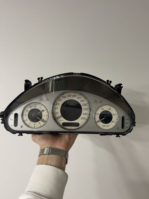 Панель приладів Mercedes-Benz E-Class W211