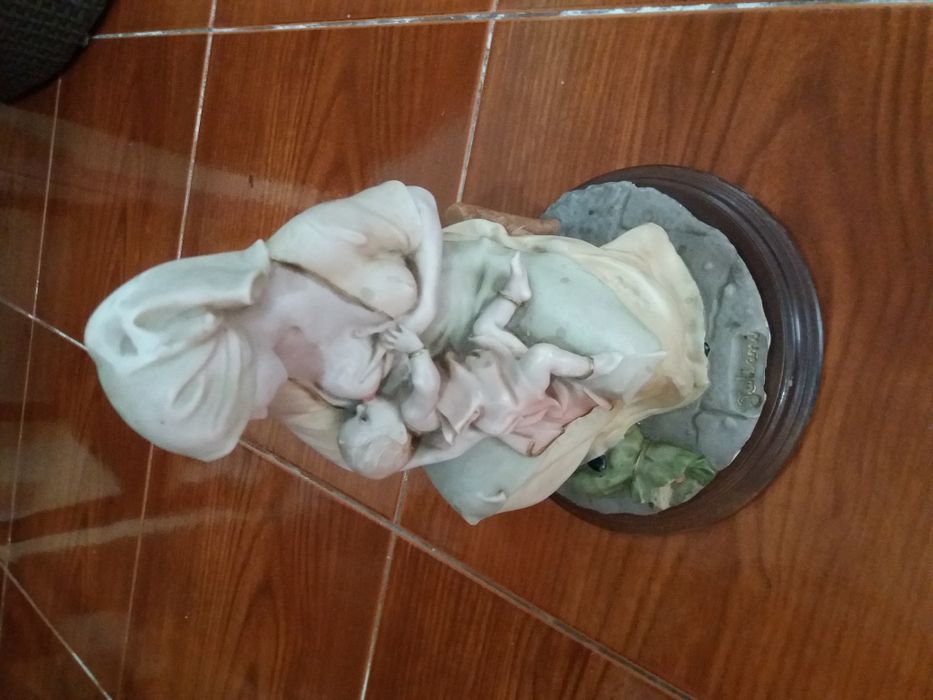 Estatueta / Estátua / Bibelô Decorativa / Mãe Pobre em marfinite