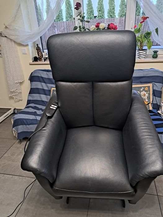 Fotel pionizujący skórzany czarny wyrzutnia- ułatwiający wstawanie