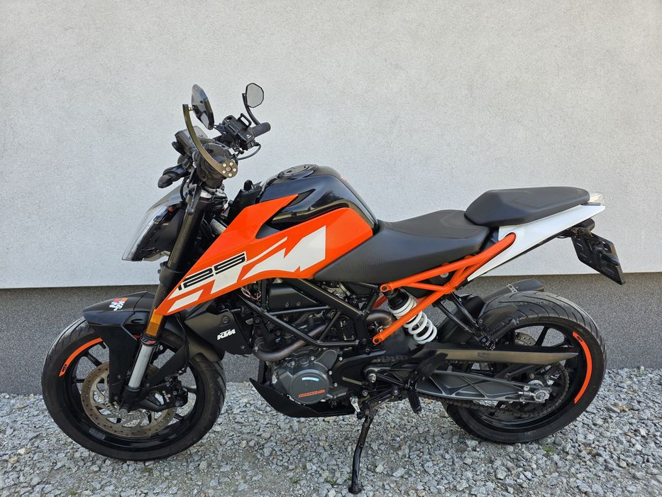 Ktm Duke 125cc kat.b  Abs oryginalny Acrapovic tylko 19 tyś km 2 kluczyki  książki serwisowe karty itp  Okazja