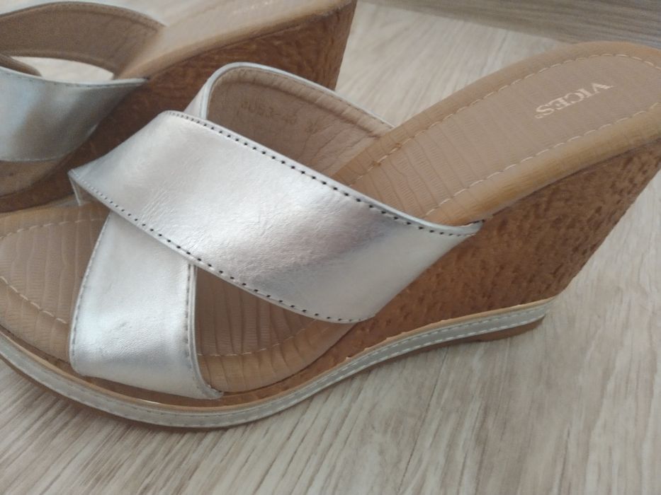 Sprzedam sandały na koturnie