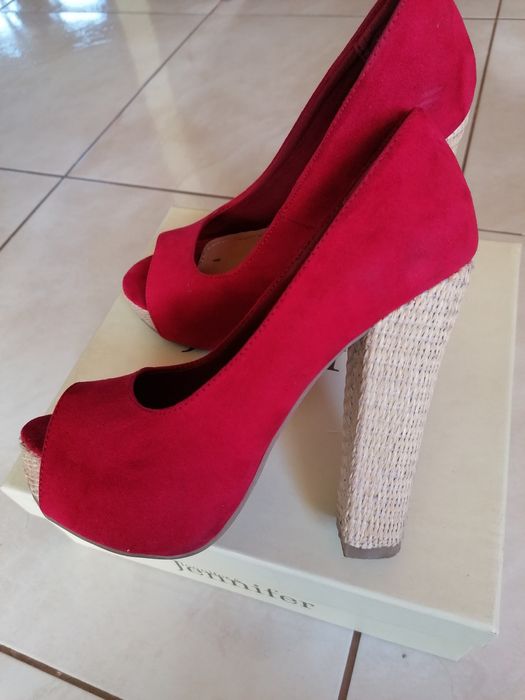 Czerwone szpilki na słupku