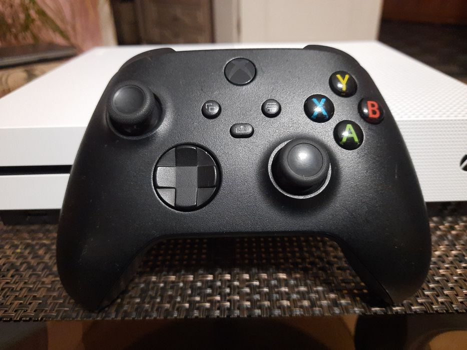 Xbox One S 500gb + геймпад