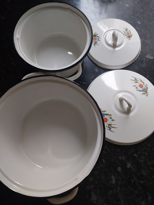 Кастрюли эмалированные и дуршлаг новые