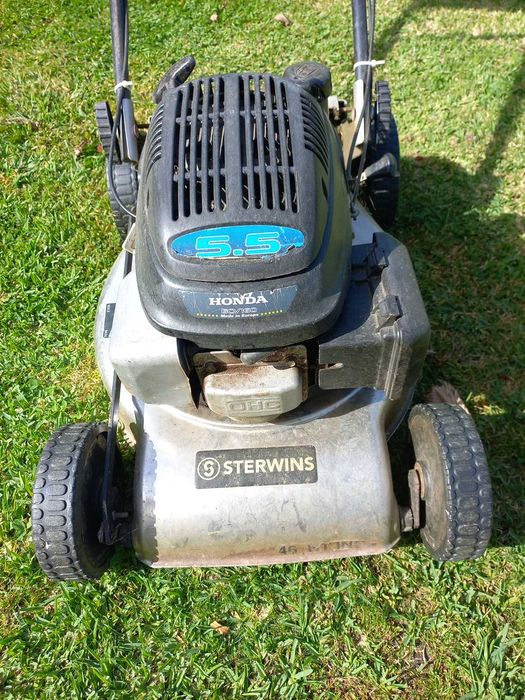 Corta relvas STERWINS 46cm com motor Honda GCV160 motor impecável, tração avariada