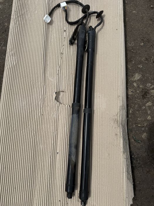 Електроамортизатор привід кришки багажника Nissan X-Trail T32 Rogue