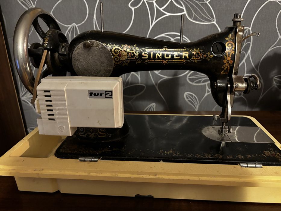 Zabytkowa maszyna do szycia SINGER – klasyk, silnik TUR 2