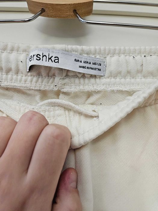 Dresy z kieszeniami po boku Bershka