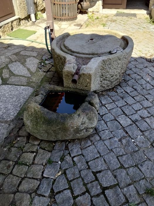 Lindas pias em pedra talhada a mão