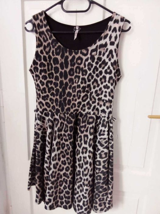 Sukienka panterka.