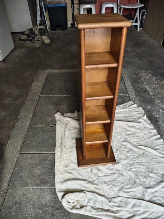 Móvel com prateleiras em pinho mel