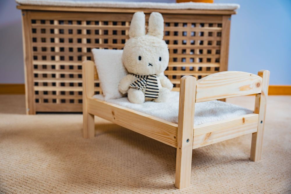 Cama de madeira para bonecas ou animais / Wooden bed for pets or dolls