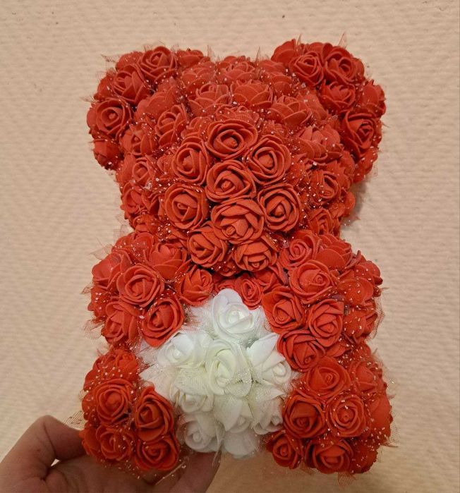 Дуже гарний ведмедик з троянд .