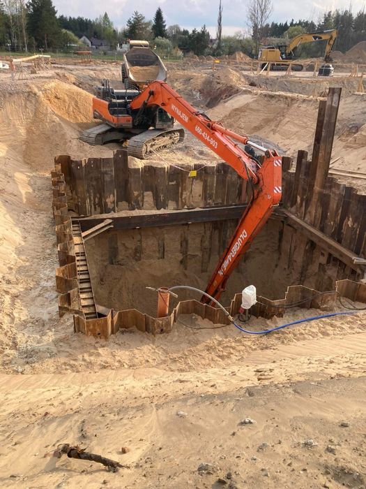 Kopanie stawu, koparka LONG, prace ziemne