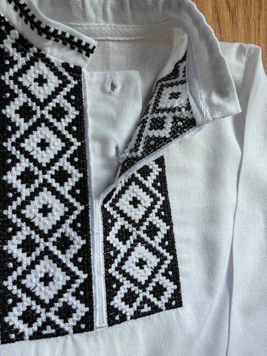 Біла дитяча вишиванка для хлопчика святкова шкільна з довгим рукавом