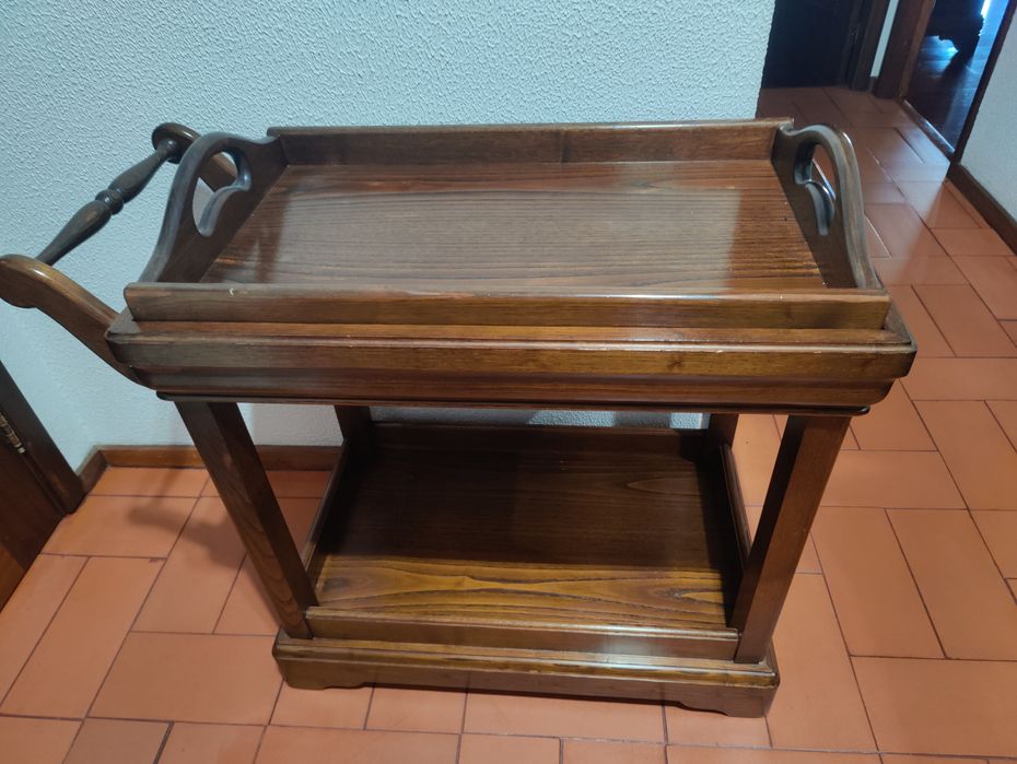 Carrinho de bebidas em castanho maciço