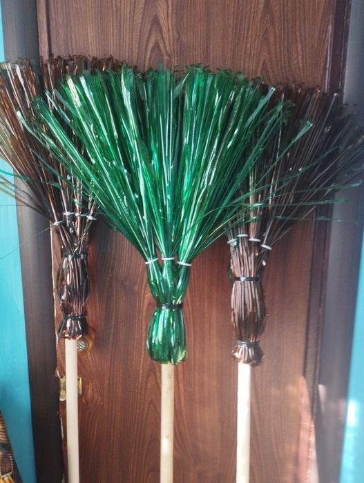 Метла из ПЭТ бутылок.