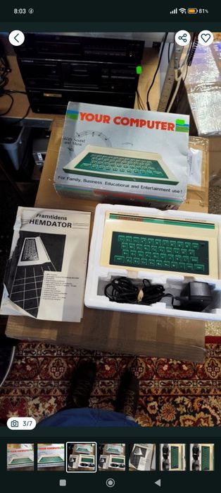Komputer vintage z kartonem