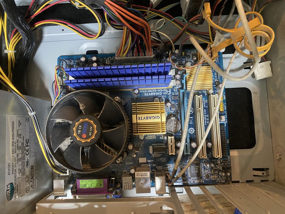 Настольный компьютер , системный блок , монитор , колонка, сабуфер