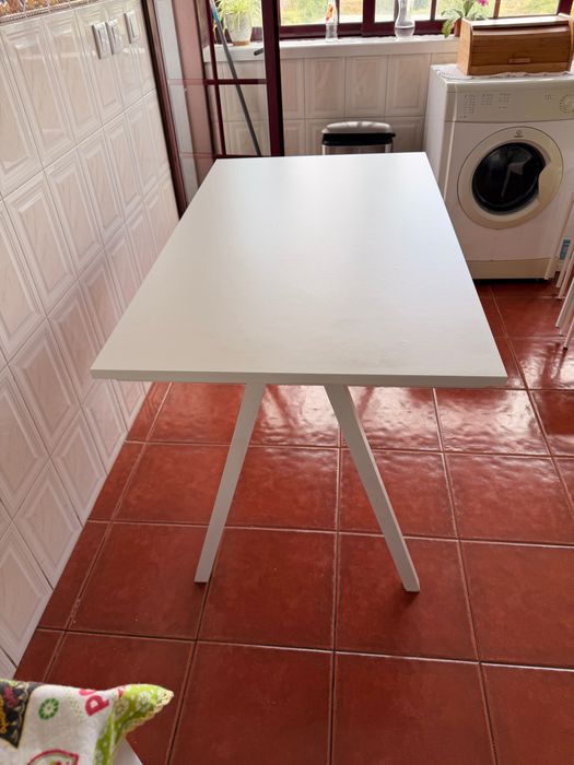 Mesa de cozinha, mesa de escritório e penteadeira.