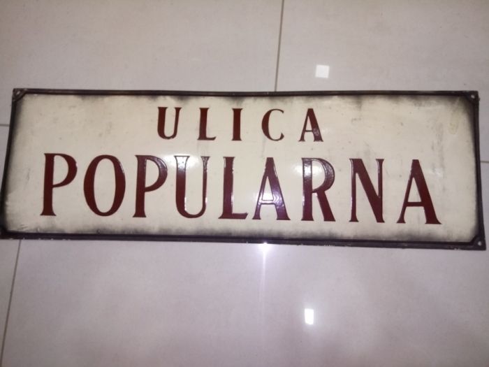 Oryginalne stare tablice z nazwą ulicy Strykowska i Popularna.