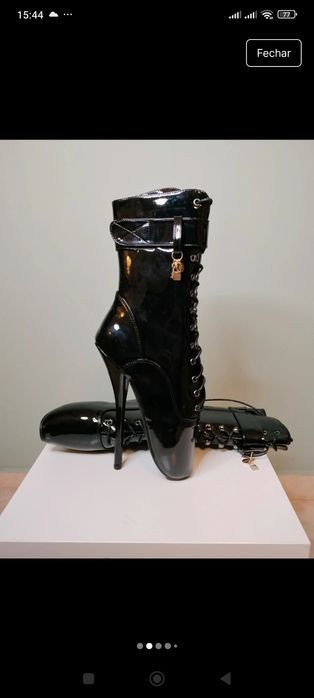 Botas PUNISHMENT com salto agulha estremo e cadeado PRETO VERNIZ