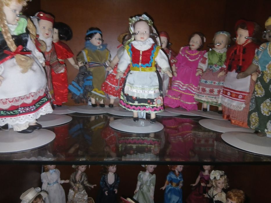 Colecao  24 boneca procelana por 100 €