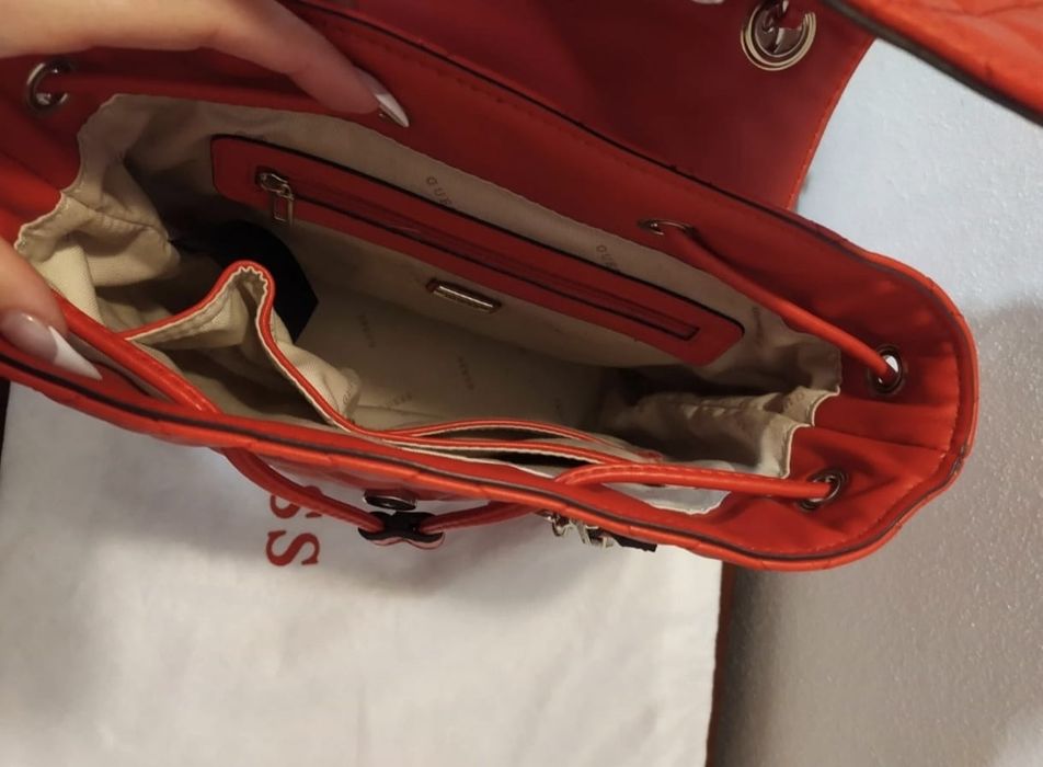 Mochila Guess vermelha
