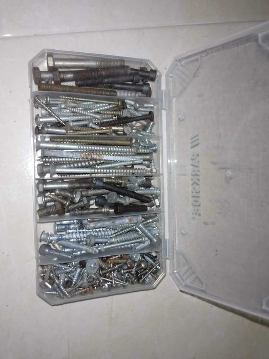 caixas de ferragens com peças