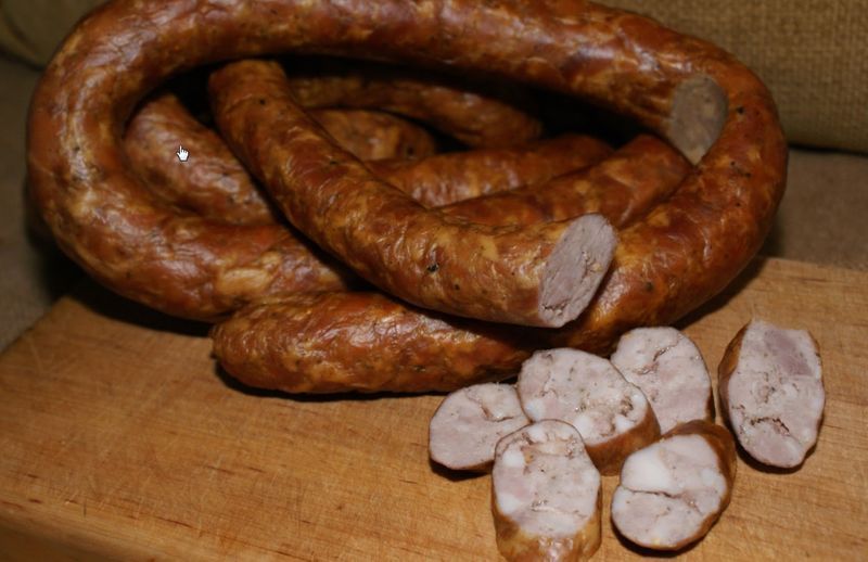 Swojskie wyroby na Wielkanoc ze świniobicia Kiełbasa szynka