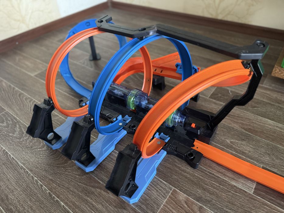 Трек Hot Wheels Corkscrew Crash з моторизованими прискорювачами