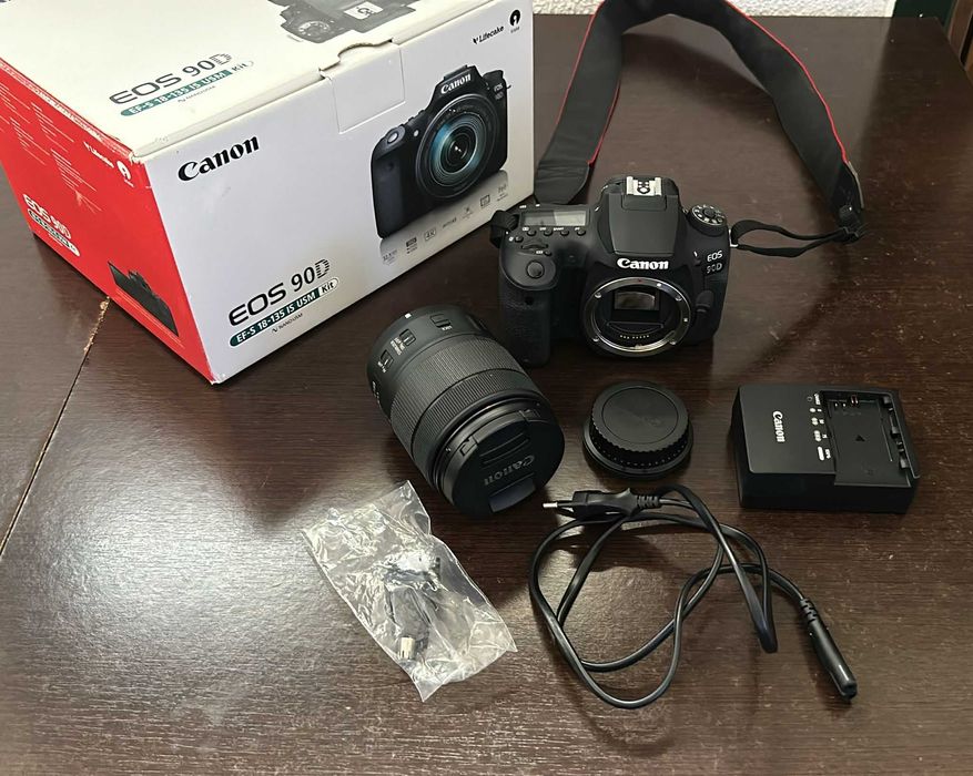 Máquina Fotográfica Reflex CANON EOS 90D + EF-S 18-135mm f/3.5-5.6