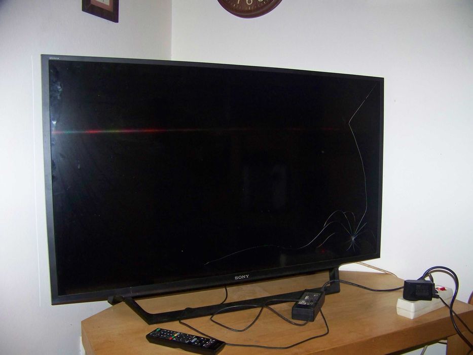 televisão sony 40 " KDL-40RD450 com ecrã partido