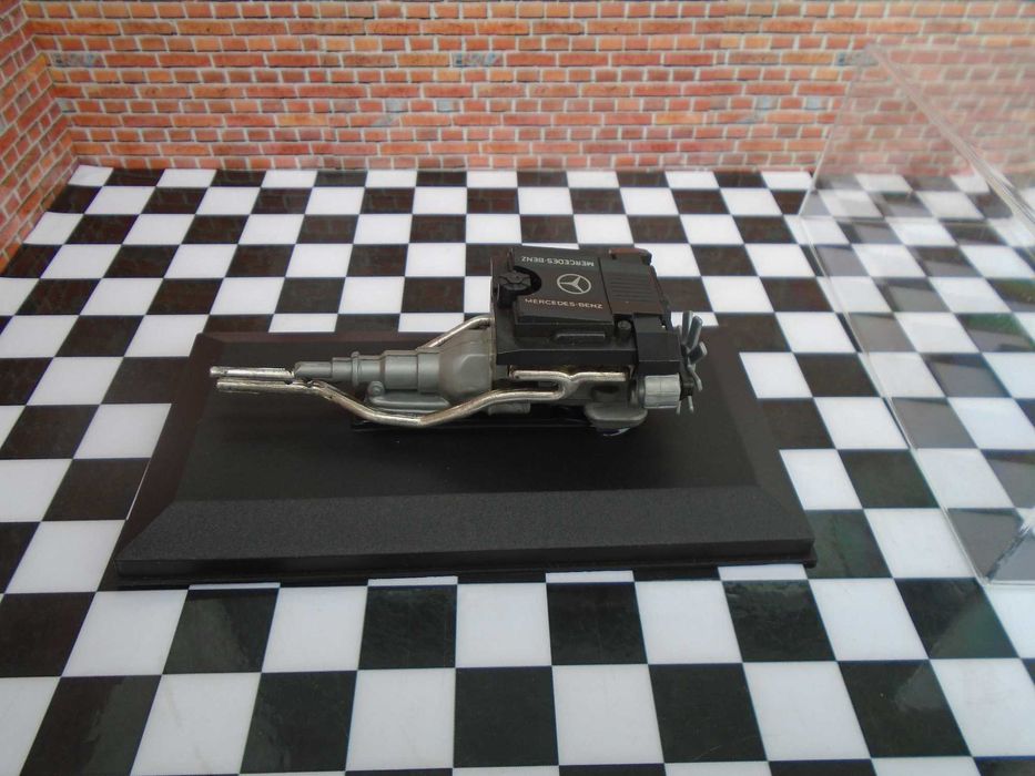 Mercedes 500 SL Silnik V8 1:18 Model